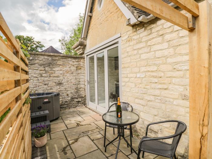 The Hayloft, Westonbirt near Sherston in Gloucestershire. Open-plan. Garden, fire pit, and barbecue.