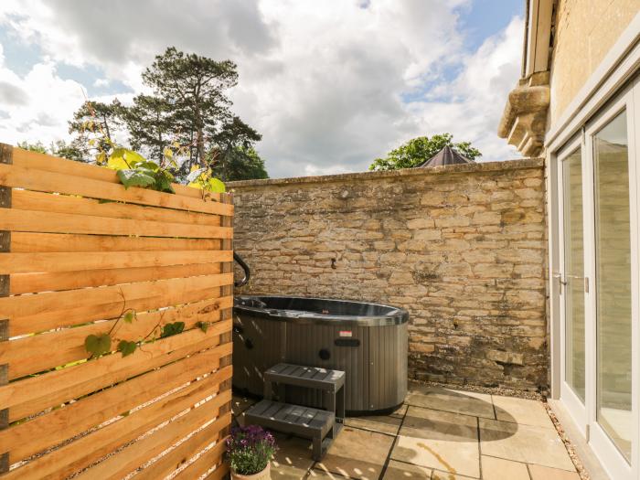 The Hayloft, Westonbirt near Sherston in Gloucestershire. Open-plan. Garden, fire pit, and barbecue.