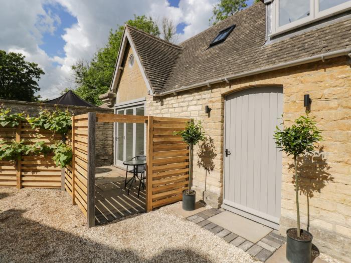 The Hayloft, Westonbirt near Sherston in Gloucestershire. Open-plan. Garden, fire pit, and barbecue.