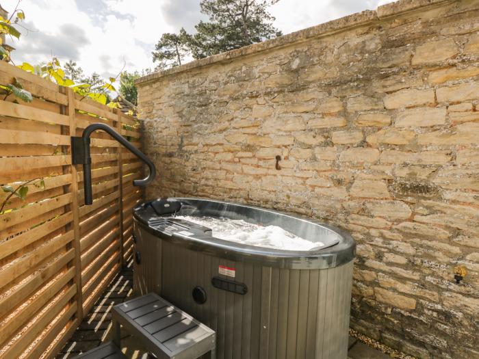 The Hayloft, Westonbirt near Sherston in Gloucestershire. Open-plan. Garden, fire pit, and barbecue.