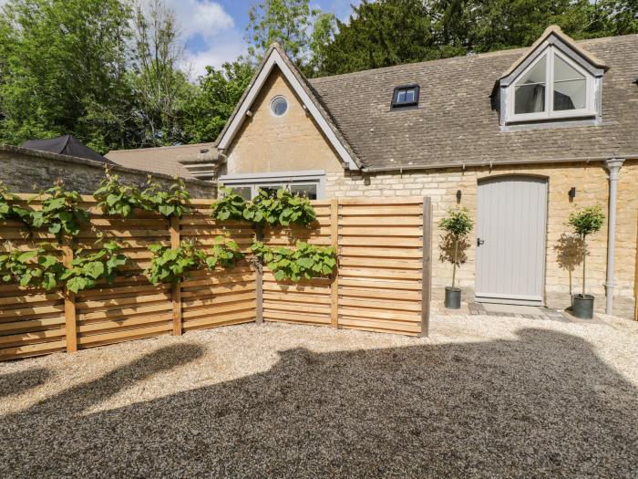 The Hayloft, Westonbirt near Sherston in Gloucestershire. Open-plan. Garden, fire pit, and barbecue.