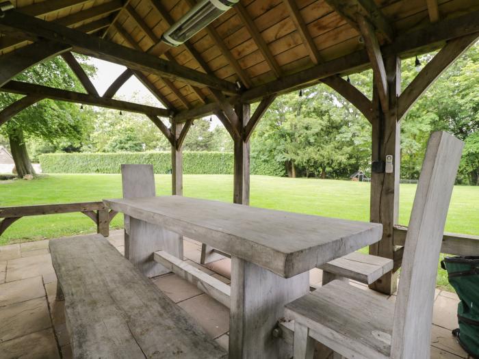 The Hayloft, Westonbirt near Sherston in Gloucestershire. Open-plan. Garden, fire pit, and barbecue.