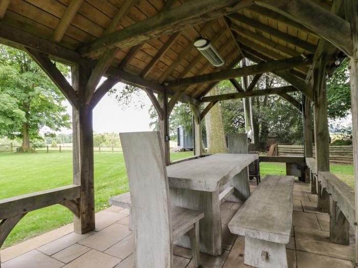 The Hayloft, Westonbirt near Sherston in Gloucestershire. Open-plan. Garden, fire pit, and barbecue.