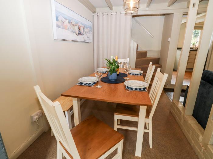 Alexander's Cottage is in Frogmore, Devon. Three-bedroom home near amenities and beach. Pet-friendly