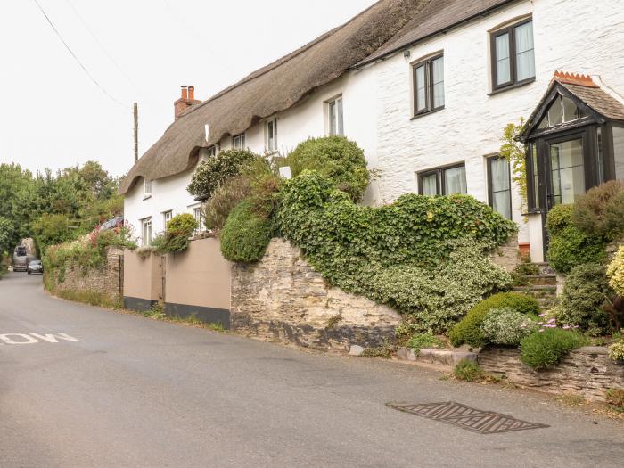 Alexander's Cottage is in Frogmore, Devon. Three-bedroom home near amenities and beach. Pet-friendly