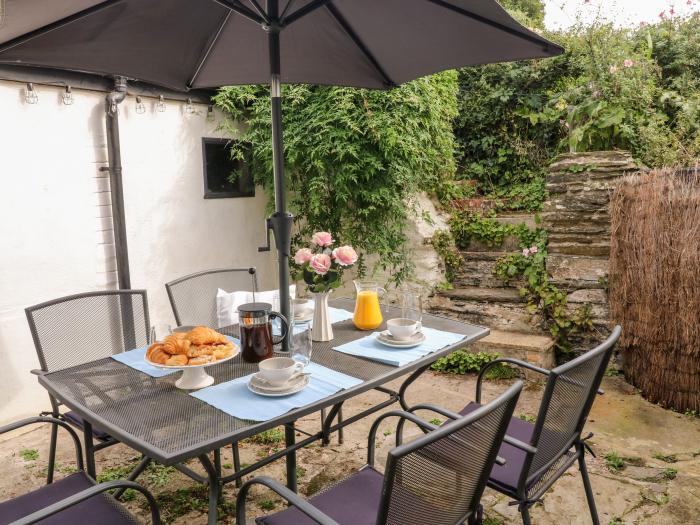 Alexander's Cottage is in Frogmore, Devon. Three-bedroom home near amenities and beach. Pet-friendly