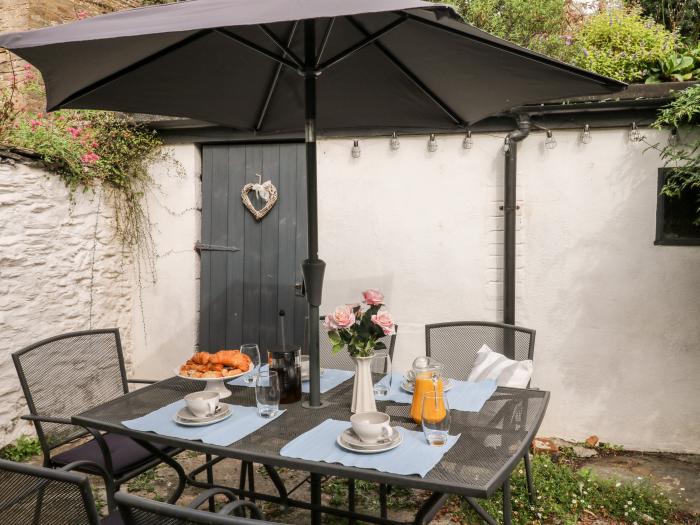 Alexander's Cottage is in Frogmore, Devon. Three-bedroom home near amenities and beach. Pet-friendly