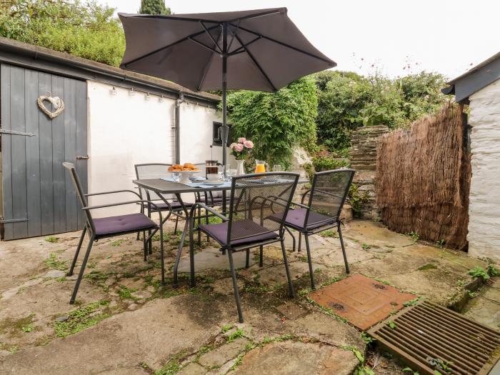Alexander's Cottage is in Frogmore, Devon. Three-bedroom home near amenities and beach. Pet-friendly