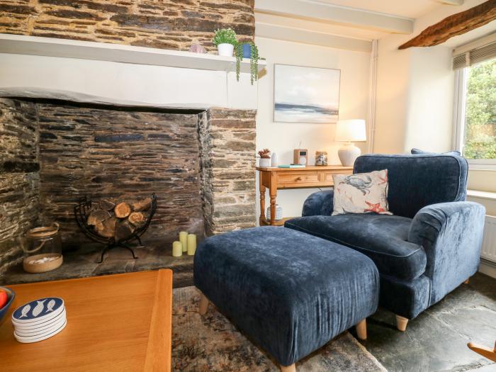 Alexander's Cottage is in Frogmore, Devon. Three-bedroom home near amenities and beach. Pet-friendly