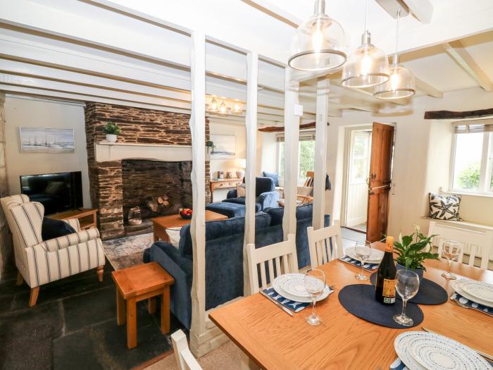 Alexander's Cottage is in Frogmore, Devon. Three-bedroom home near amenities and beach. Pet-friendly