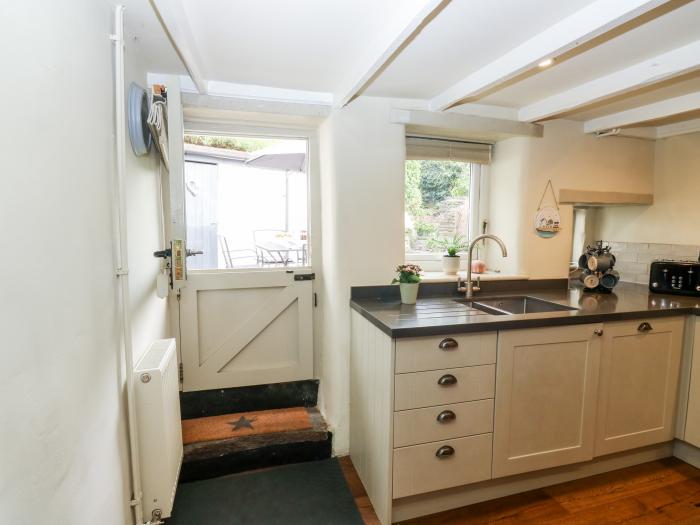 Alexander's Cottage is in Frogmore, Devon. Three-bedroom home near amenities and beach. Pet-friendly