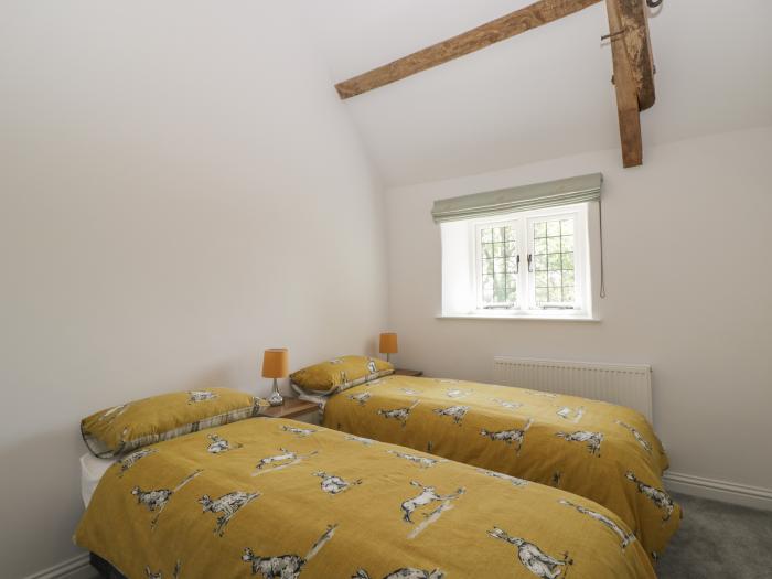 The Cottage is in Malmesbury near Sherston, Wiltshire. En-suite bedrooms. Smart TV. Off-road parking