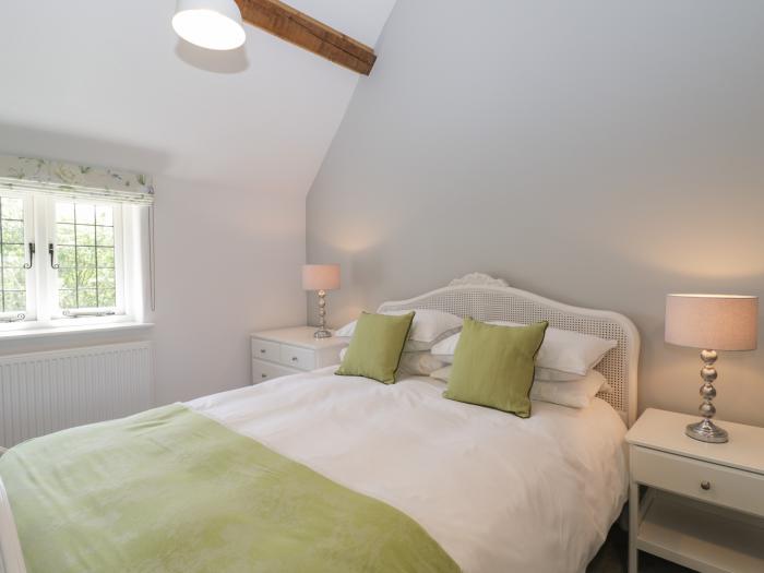 The Cottage is in Malmesbury near Sherston, Wiltshire. En-suite bedrooms. Smart TV. Off-road parking