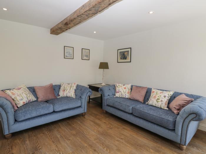 The Cottage is in Malmesbury near Sherston, Wiltshire. En-suite bedrooms. Smart TV. Off-road parking