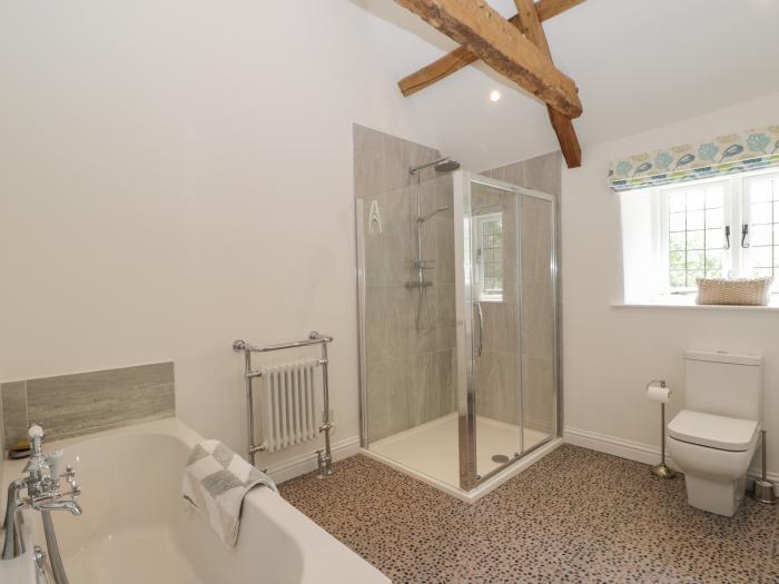 The Cottage is in Malmesbury near Sherston, Wiltshire. En-suite bedrooms. Smart TV. Off-road parking