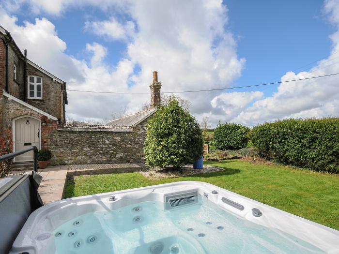 Skylarks, Looe, Cornwall, 3 bedrooms, set on a dairy farm, rural location, hot tub and ample parking