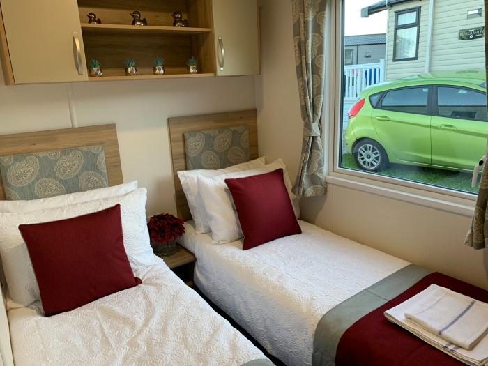 Finch 25 - Meadow Lakes Holiday Park, Polgooth