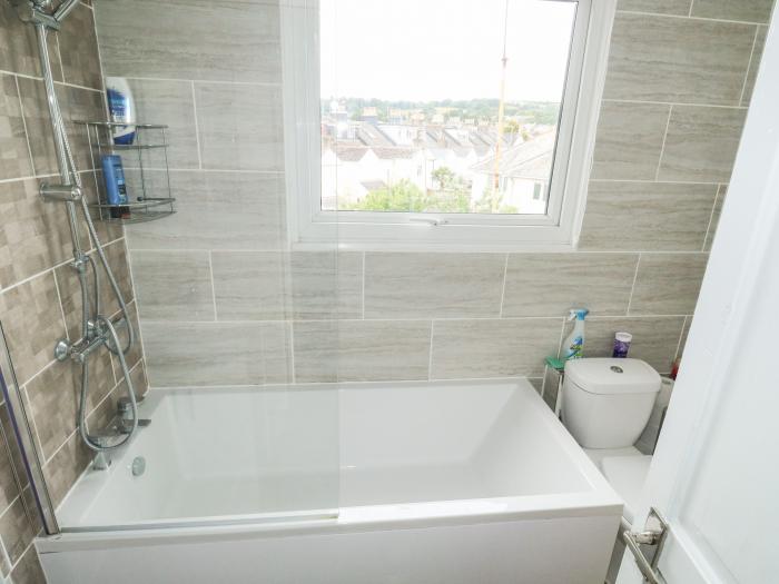 10 Burton Street, Brixham, Devon. Hot tub. Pet-friendly. Close to a pub, a shop and a beach. BBQ. TV