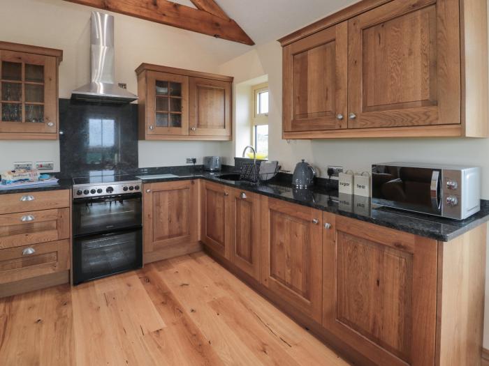 Whinney in Embleton, Northumberland. Hot tub. Countryside views. Off-road parking. Smart TV. Garden.