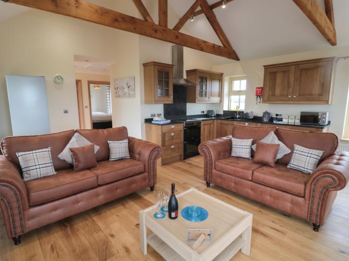 Whinney in Embleton, Northumberland. Hot tub. Countryside views. Off-road parking. Smart TV. Garden.