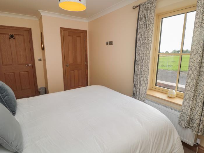 Whinney in Embleton, Northumberland. Hot tub. Countryside views. Off-road parking. Smart TV. Garden.