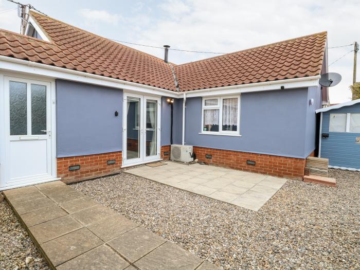 Kingfisher Lodge, Hemsby, Norfolk. Beach nearby. Open-plan. Perfect for couples. Pet-friendly. WiFi.
