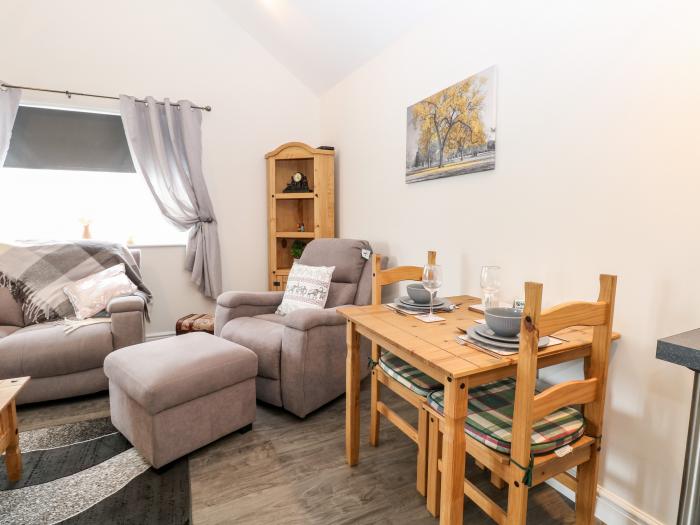 Kingfisher Lodge, Hemsby, Norfolk. Beach nearby. Open-plan. Perfect for couples. Pet-friendly. WiFi.