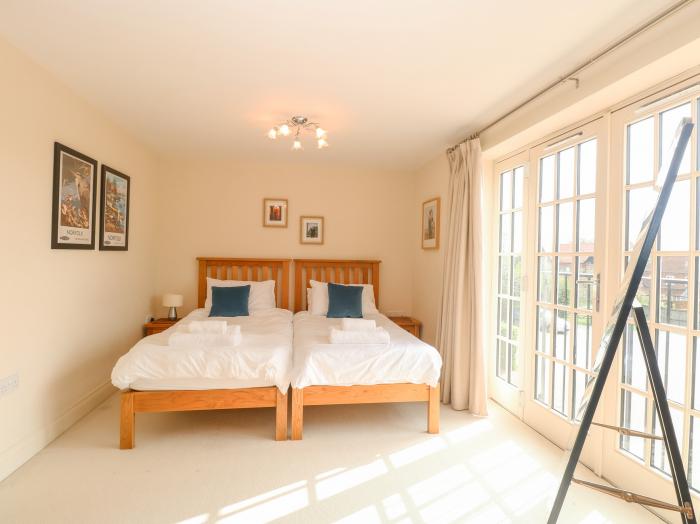 George House in Stalham, Norfolk, East Anglia. En-suite master bedroom. Smart TV. Close to amenities