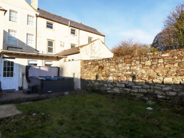 18 Irish Street Whitehaven, Cumbria. Near National Park. Smart TV. Grade-II listed. Enclosed garden.