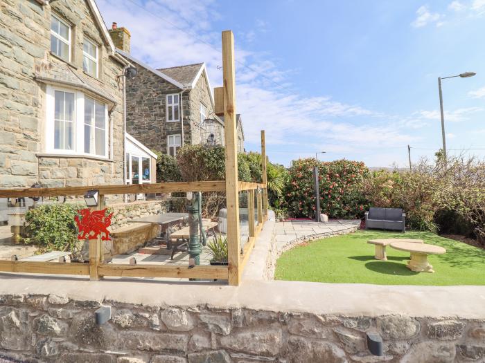 Bryn Glasfor, Barmouth Near Llanaber, pet-friendly, en-suite bedrooms, sea views, close to amenities