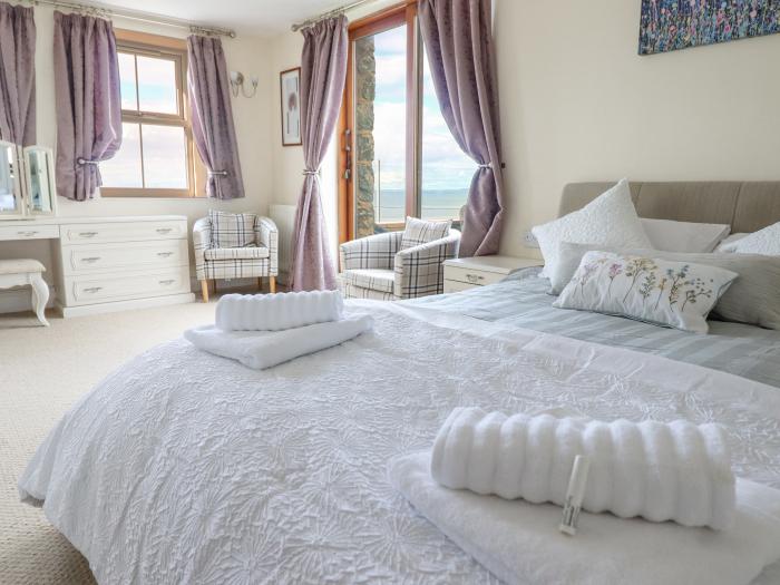 Bryn Glasfor, Barmouth Near Llanaber, pet-friendly, en-suite bedrooms, sea views, close to amenities