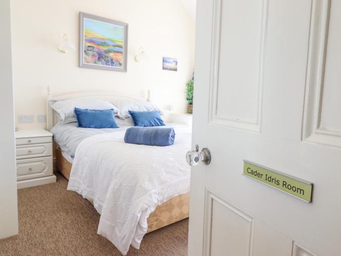 Bryn Glasfor, Barmouth Near Llanaber, pet-friendly, en-suite bedrooms, sea views, close to amenities