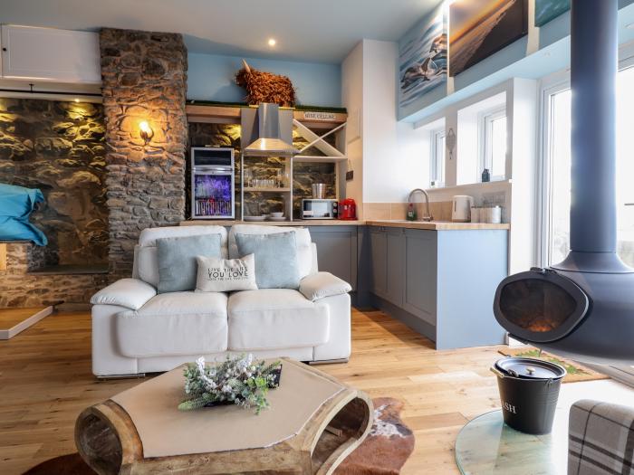 Bryn Glasfor, Barmouth Near Llanaber, pet-friendly, en-suite bedrooms, sea views, close to amenities