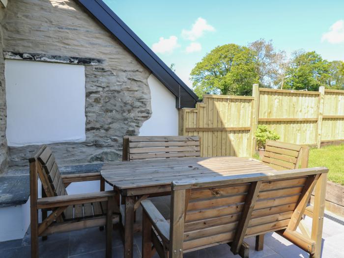 Cattle Tree Cottage near Cardigan, Ceredigion. Wood-fired hot tub. Pet-friendly. Off-road parking.