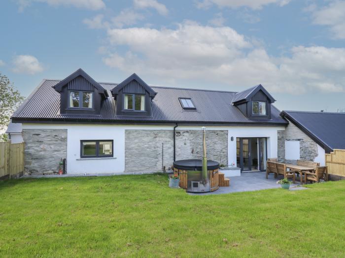 Cattle Tree Cottage near Cardigan, Ceredigion. Wood-fired hot tub. Pet-friendly. Off-road parking.