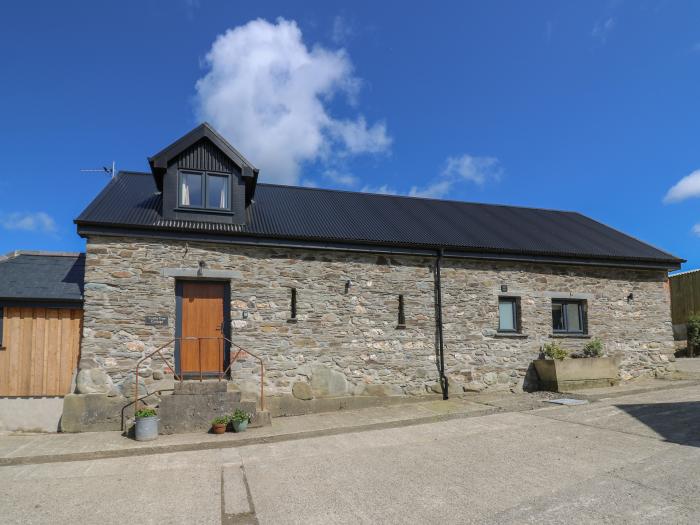 Cattle Tree Cottage near Cardigan, Ceredigion. Wood-fired hot tub. Pet-friendly. Off-road parking.