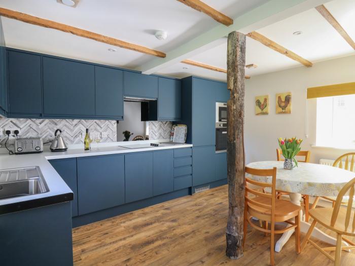 Cattle Tree Cottage near Cardigan, Ceredigion. Wood-fired hot tub. Pet-friendly. Off-road parking.