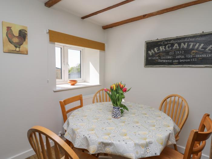 Cattle Tree Cottage near Cardigan, Ceredigion. Wood-fired hot tub. Pet-friendly. Off-road parking.