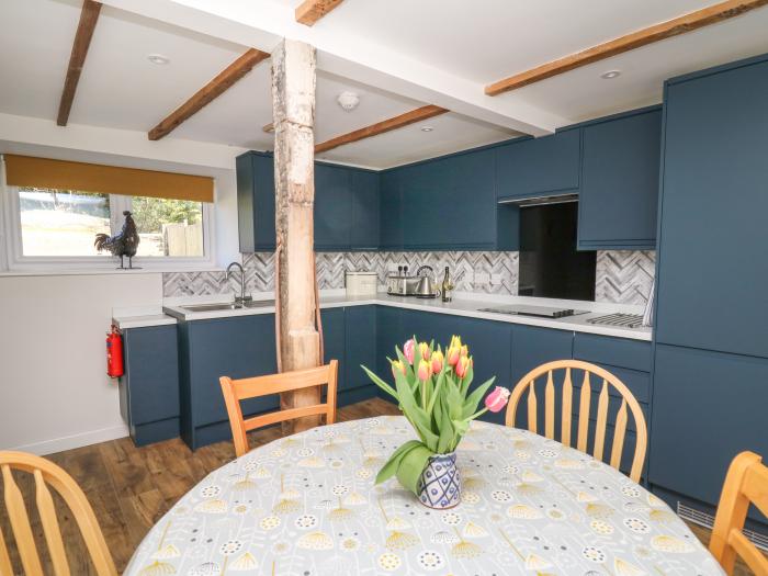 Cattle Tree Cottage near Cardigan, Ceredigion. Wood-fired hot tub. Pet-friendly. Off-road parking.