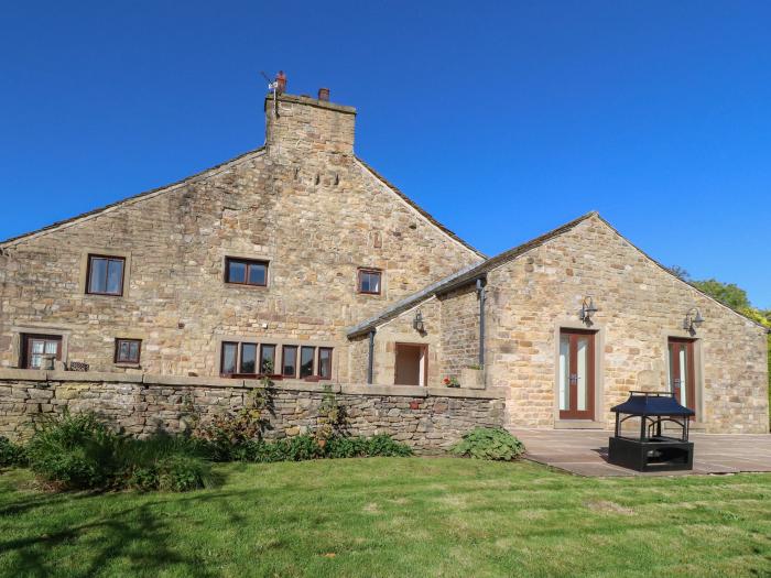 Grains Barn Farm, Fence, Lancashire. Close to amenities. Smart TV. Woodburning stove. Large. Garden.