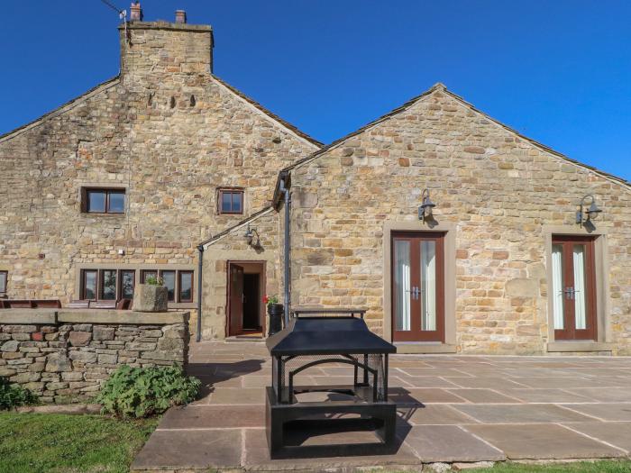 Grains Barn Farm, Fence, Lancashire. Close to amenities. Smart TV. Woodburning stove. Large. Garden.