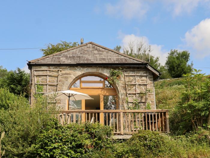 The Cider House, in Landrake, Cornwall. Smart TV. Balcony. Open plan. Near an AONB. Private parking.