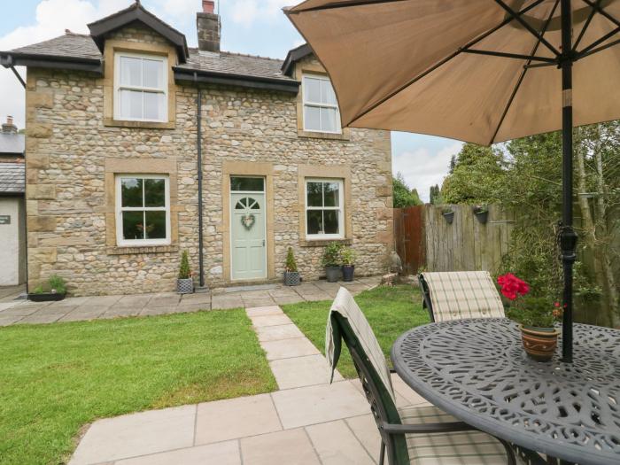 Netherbeck Cottage, Carnforth. Smart TV. Woodburning stove. Near a National Park. Close to amenities