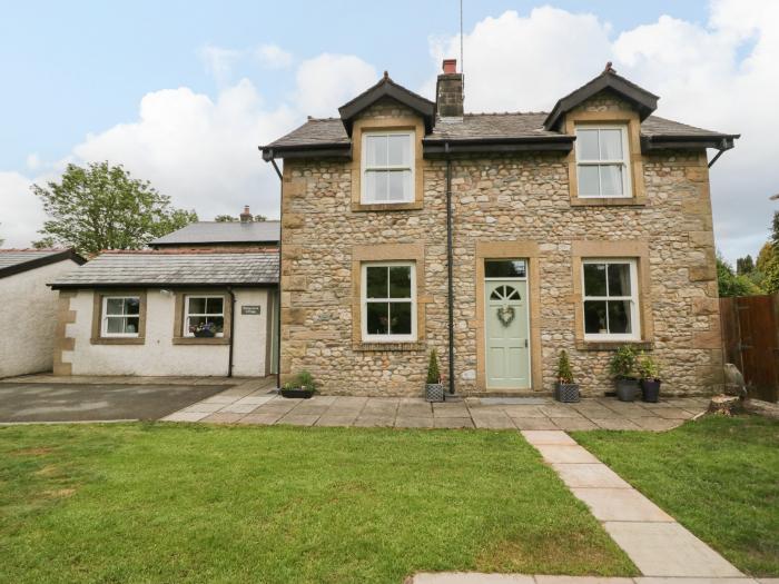 Netherbeck Cottage, Carnforth. Smart TV. Woodburning stove. Near a National Park. Close to amenities