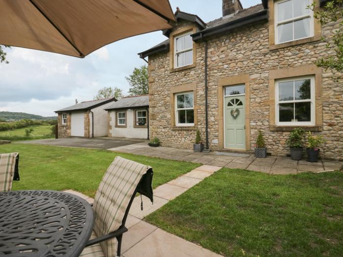 Netherbeck Cottage, Carnforth. Smart TV. Woodburning stove. Near a National Park. Close to amenities