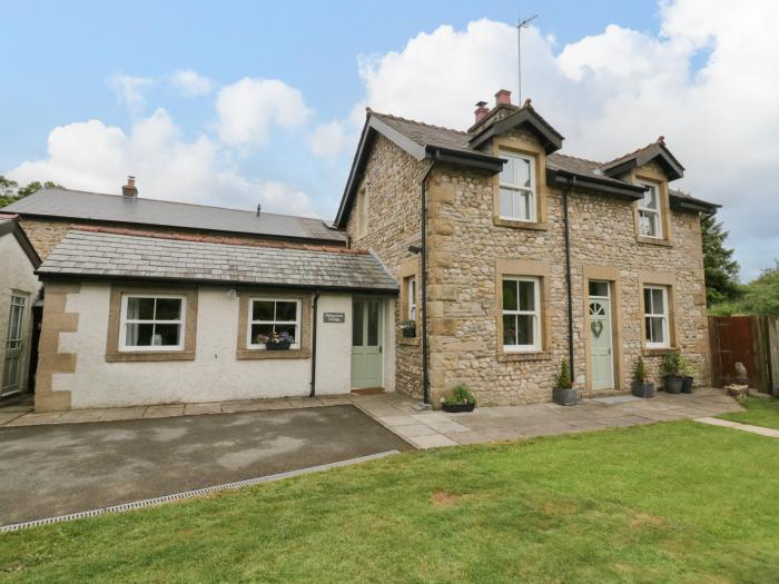 Netherbeck Cottage, Carnforth. Smart TV. Woodburning stove. Near a National Park. Close to amenities