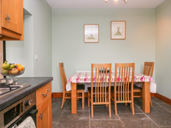 Netherbeck Cottage, Carnforth. Smart TV. Woodburning stove. Near a National Park. Close to amenities