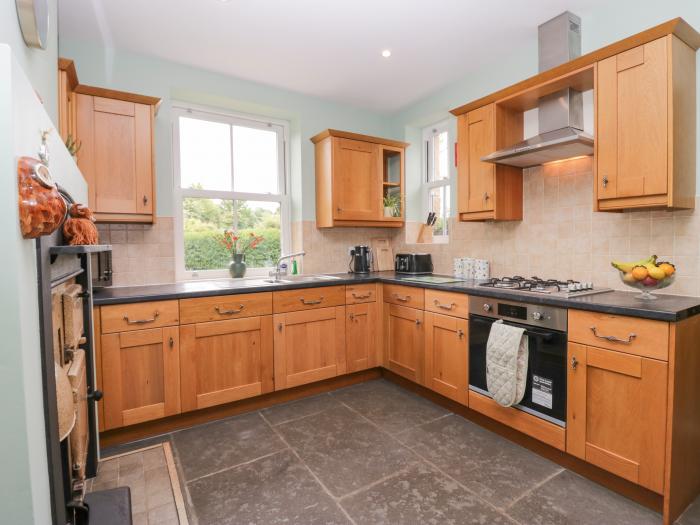 Netherbeck Cottage, Carnforth. Smart TV. Woodburning stove. Near a National Park. Close to amenities