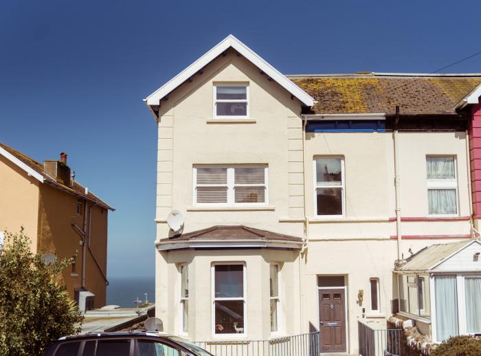 Combe Hill Apartments, Ilfracombe, Devon. Close to amenities and a beach. Smart TV. Off-road parking