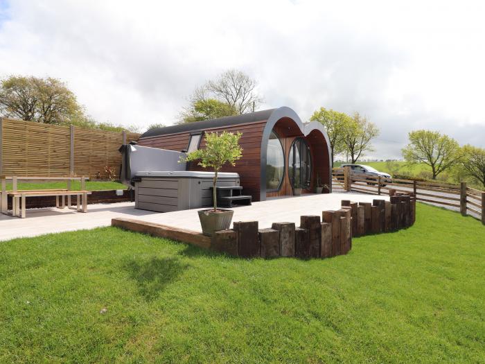 Creuddyn near Aberystwyth in Ceredigion. Single-storey home with enclosed garden and hot tub. 1bed.